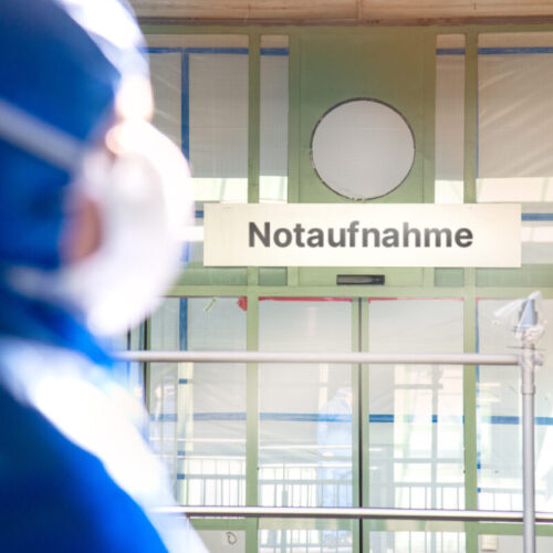 Doktor im Krankenhaus vor der Notaufnahme