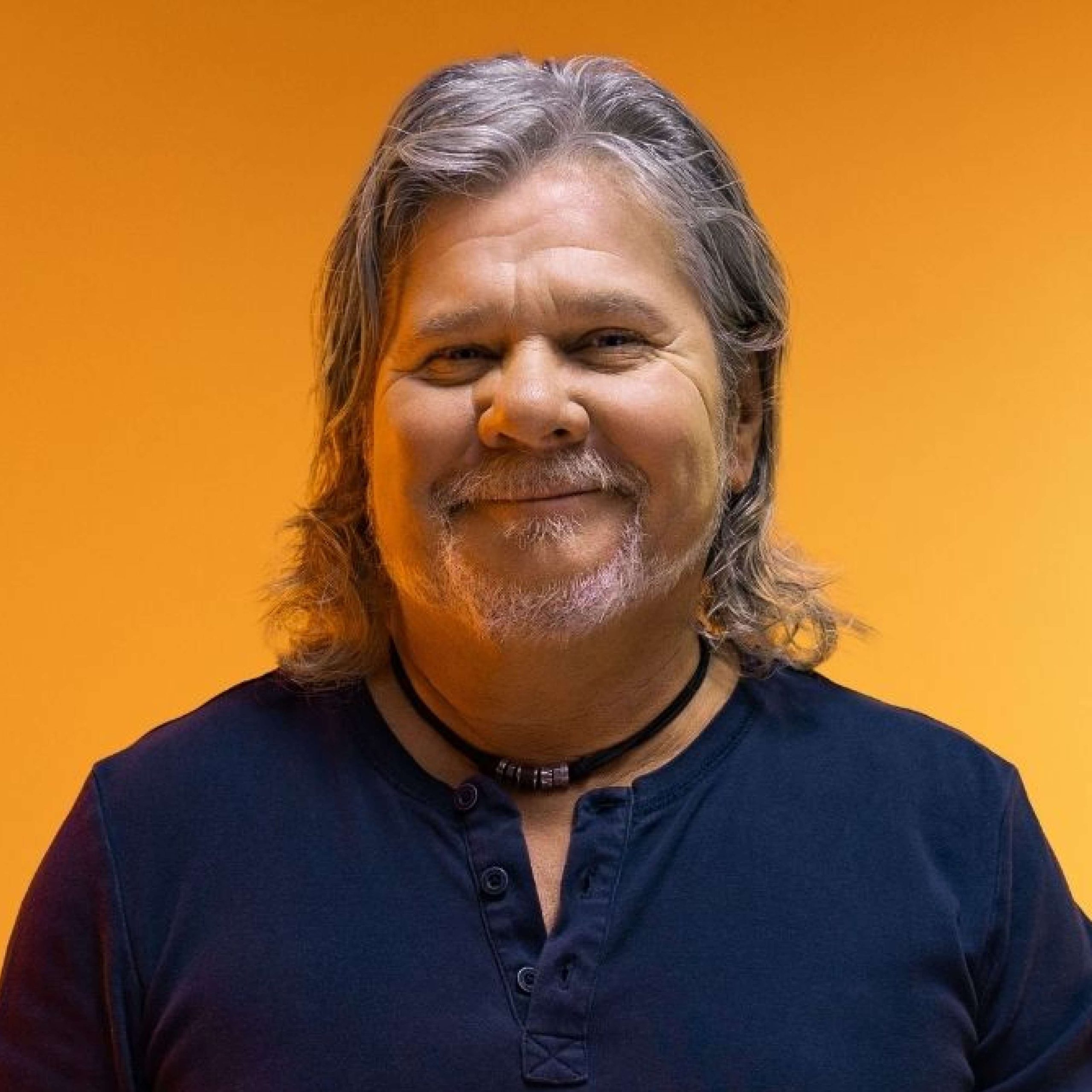 Symolbild für Arbeiten im #TeamLebenSchuetzen: Portät-Foto eines Mitarbeiters von svt lächelt in die Kamera